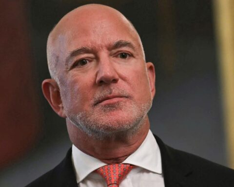 Tỷ phú Jeff Bezos gây chấn động với dự báo rằng AI sẽ đưa trở lại mô hình mỗi gia đình chỉ một người đi làm