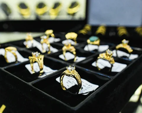 Giá vàng hôm nay (13/10): Đồng loạt giảm