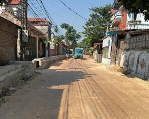 Hà Nội: Dở khóc dở cười bắc ván vào nhà vì cống thoát nước cao như ‘tường thành’