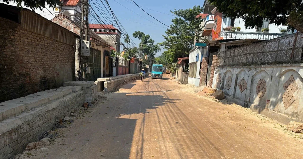 Hà Nội: Dở khóc dở cười bắc ván vào nhà vì cống thoát nước cao như ‘tường thành’