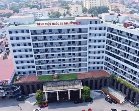 Cựu Chủ tịch chuỗi bệnh viện có tiếng bán sạch cổ phiếu khi thị giá rơi xuống đáy