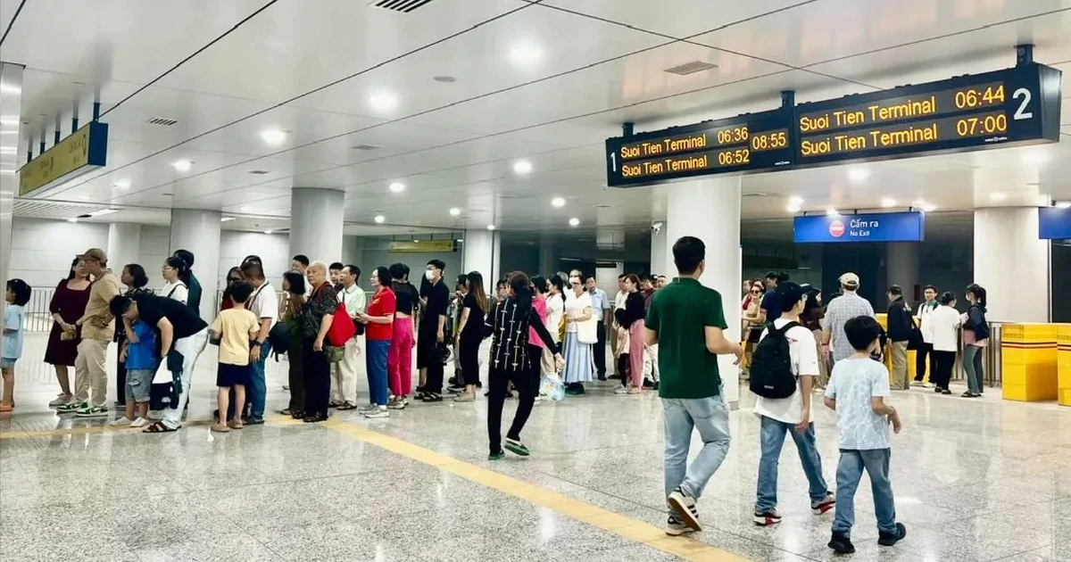 Từ ngày 15-10, có thể mua vé Metro số 1 qua VNeID
