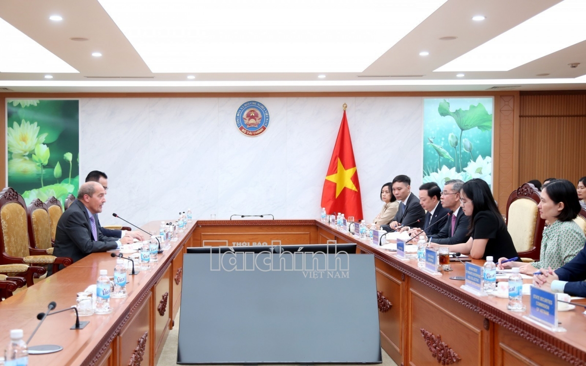 Bộ trưởng Ngô Văn Tuấn tiếp Chủ tịch Fitch Ratings Ian Linnell: Thúc đẩy hợp tác trong đánh giá tín nhiệm và phát triển thị trường vốn