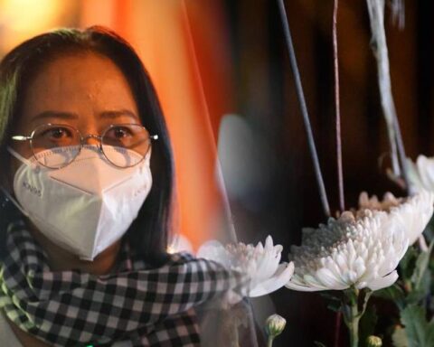 Đêm trước lễ truy điệu ở Công viên Lê Thị Riêng: Người dân TP.HCM nghẹn ngào mang hoa cúc trắng tiễn biệt 731 liệt sĩ