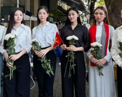 Nghệ sĩ mang hoa trắng tham dự lễ viếng đưa 731 hài cốt liệt sĩ về nơi an nghỉ