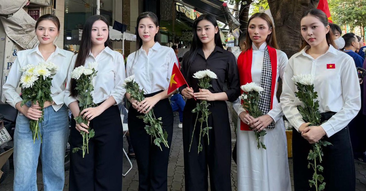 Nghệ sĩ mang hoa trắng tham dự lễ viếng đưa 731 hài cốt liệt sĩ về nơi an nghỉ