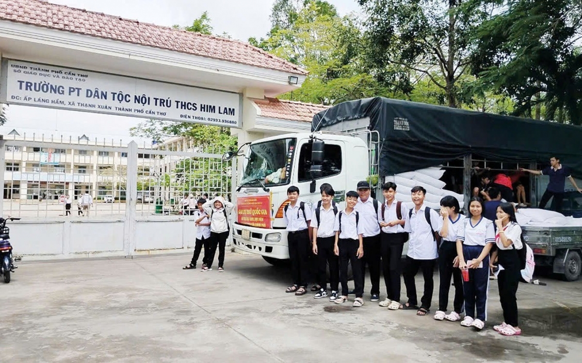 Chi cục DTNN khu vực XV: Thần tốc xuất cấp gạo hỗ trợ học sinh Cà Mau và Cần Thơ