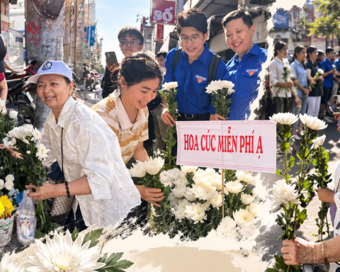 Người Sài Gòn nghĩa tình ngày tiễn đưa các anh hùng liệt sĩ: Tặng bông cúc trắng, nhường khoảng sân hai bên đường