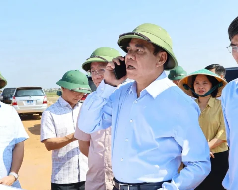 Chủ tịch tỉnh Nghệ An gọi điện đôn đốc nhà thầu ngay tại công trường