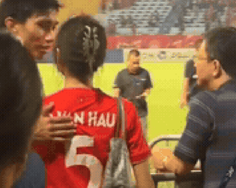 Đoàn Văn Hậu hôn Doãn Hải My cực tình ngay trên sân bóng