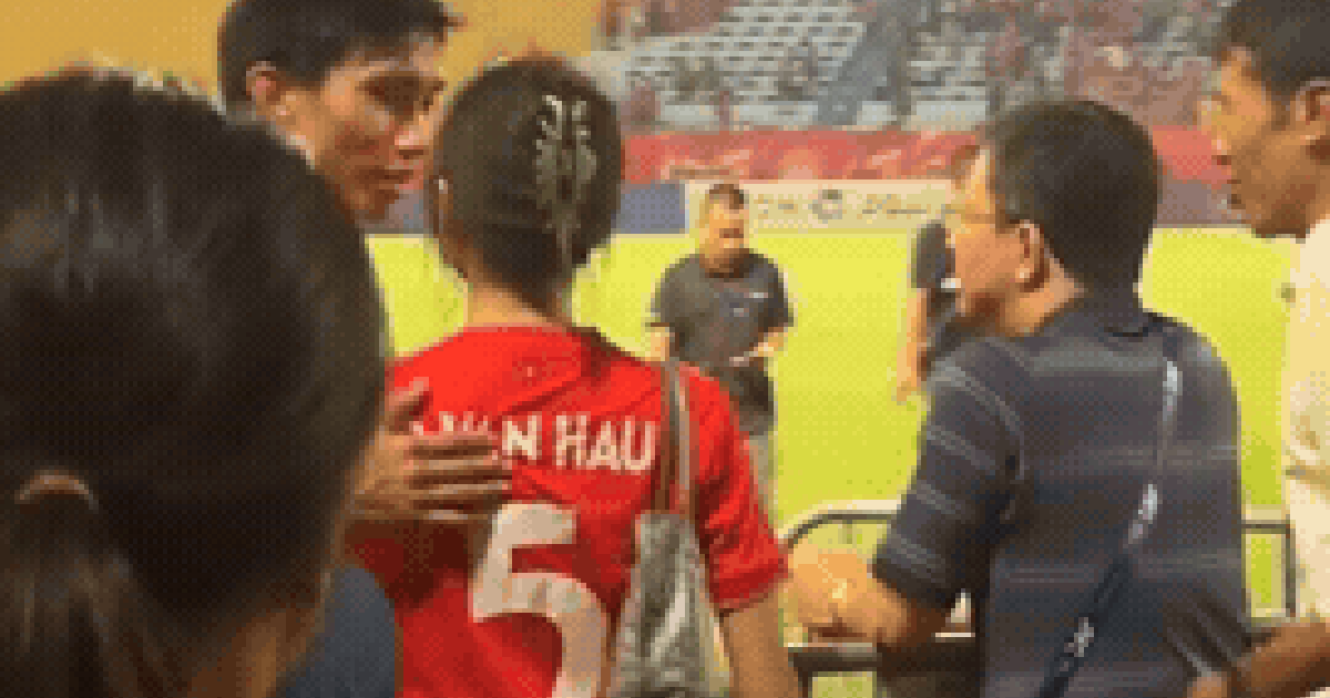 Đoàn Văn Hậu hôn Doãn Hải My cực tình ngay trên sân bóng