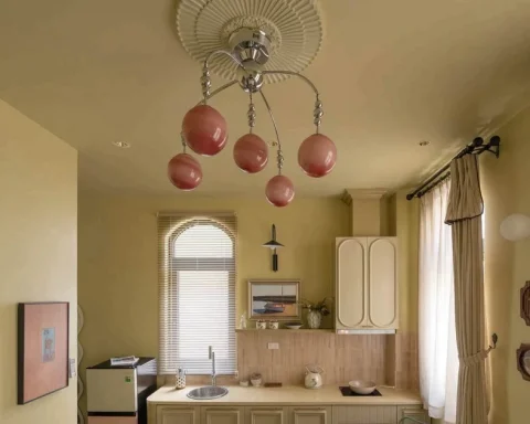 Căn studio 28m² nổi bật với sắc hồng và vàng cát