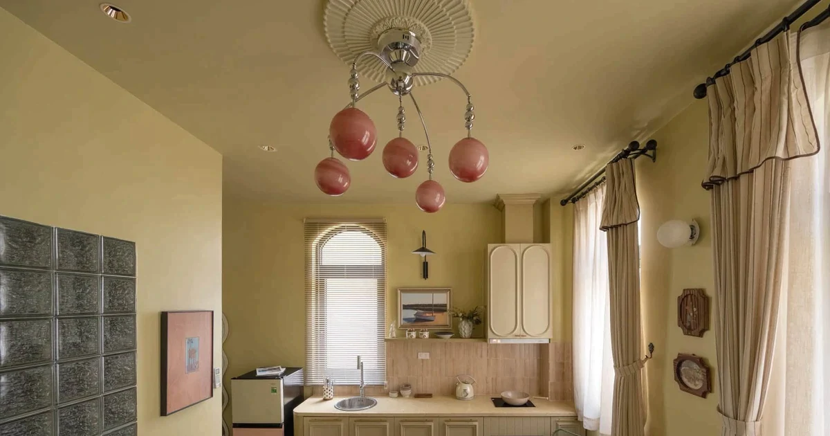 Căn studio 28m² nổi bật với sắc hồng và vàng cát