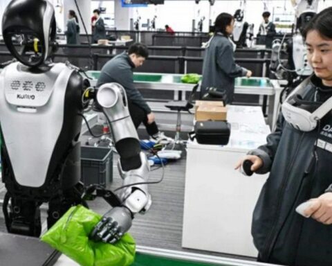 Nghề huấn luyện robot tại Trung Quốc: Rửa bát 200 lần/ngày kiếm 25 triệu, ngậm ngùi “dạy việc” cho sẽ kẻ cướp chén cơm của mình