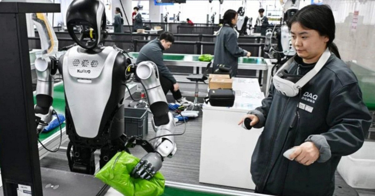 Nghề huấn luyện robot tại Trung Quốc: Rửa bát 200 lần/ngày kiếm 25 triệu, ngậm ngùi “dạy việc” cho sẽ kẻ cướp chén cơm của mình