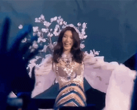 Hề Mộng Dao sau cú ngã “quê độ” 9 năm trước: Ngã thẳng vào hào môn, tái xuất Victoria’s Secret Fashion Show huy hoàng hơn bao giờ hết!