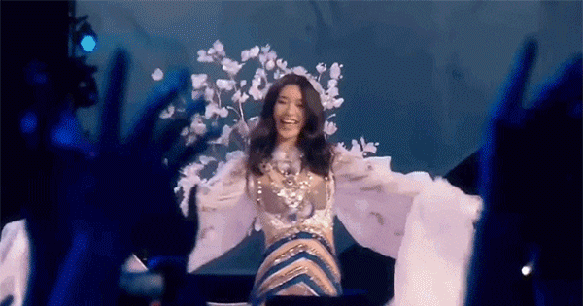 Hề Mộng Dao sau cú ngã “quê độ” 9 năm trước: Ngã thẳng vào hào môn, tái xuất Victoria’s Secret Fashion Show huy hoàng hơn bao giờ hết!
