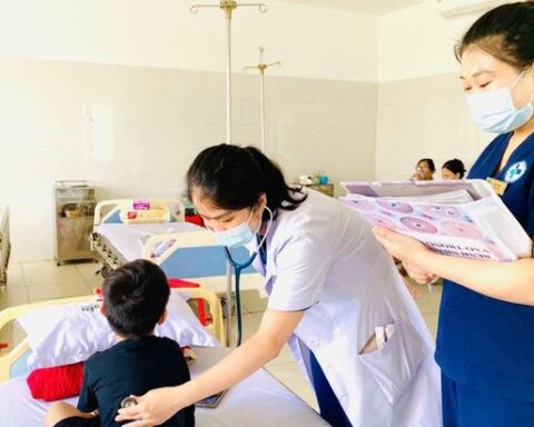 Virus RSV ở trẻ: Dễ lây lan, nguy cơ viêm phổi cần chăm sóc đúng