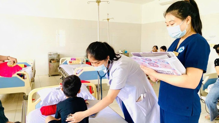 Virus RSV ở trẻ: Dễ lây lan, nguy cơ viêm phổi cần chăm sóc đúng