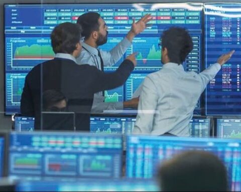 Khối ngoại bán ròng 10 phiên liên tiếp, MBB ngược dòng hút vốn