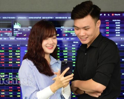 Chứng khoán ngày 15/10: VN-Index mất mốc 1.700 điểm, dòng tiền phân hóa