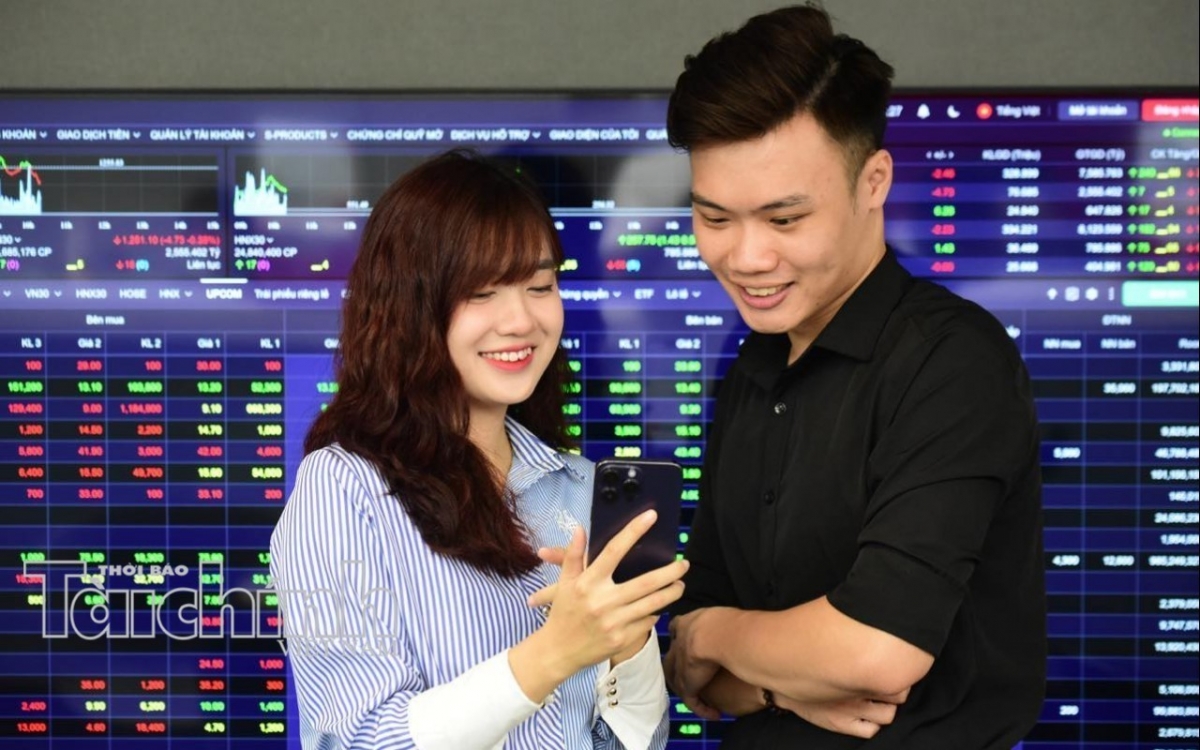 Chứng khoán ngày 15/10: VN-Index mất mốc 1.700 điểm, dòng tiền phân hóa