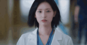 Nữ bác sĩ “bá khí” đang gây sốt Netflix toàn cầu: Ngoài đời xinh gấp 5 lần trong phim, chẳng thiết ăn mặc lồng lộn vẫn nổi bật