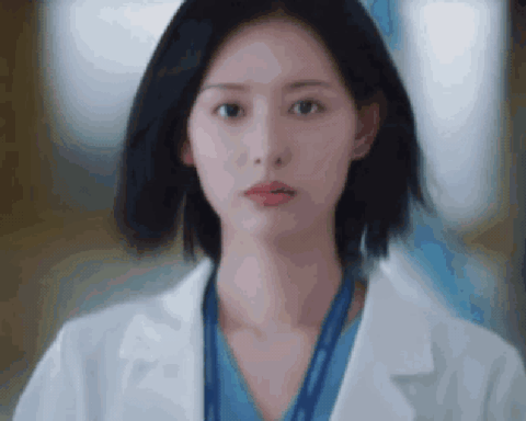 Nữ bác sĩ “bá khí” đang gây sốt Netflix toàn cầu: Ngoài đời xinh gấp 5 lần trong phim, chẳng thiết ăn mặc lồng lộn vẫn nổi bật
