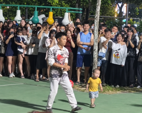 Bắc Ninh: Thanh niên nhảy múa ở công viên Lãm Làng bị công an mời về trụ sở