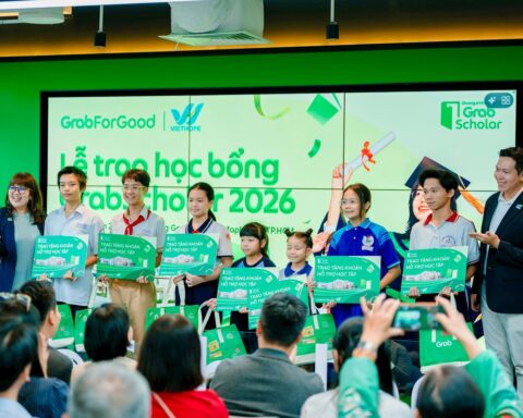 Grab trao 300 suất học bổng và hỗ trợ học tập cho học sinh sinh viên