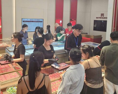Mua vàng bằng ví điện tử: Luật đã cho phép, vì sao nhiều tiệm vàng vẫn từ chối?