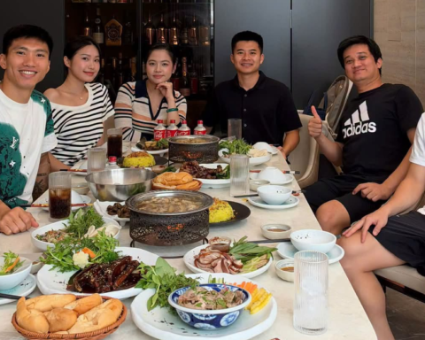 Đoàn Văn Hậu – Doãn Hải My đãi cơm khách, chiếc ghế trống cạnh Đình Bắc gây chú ý