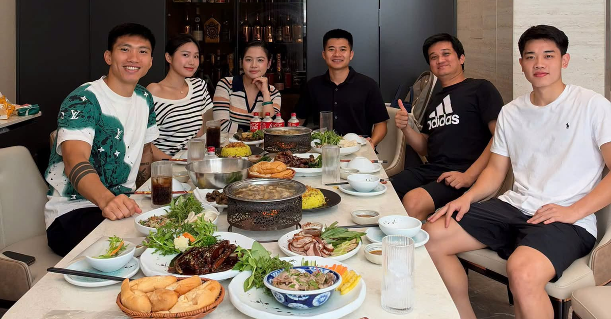 Đoàn Văn Hậu – Doãn Hải My đãi cơm khách, chiếc ghế trống cạnh Đình Bắc gây chú ý