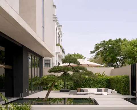 Sự đối lập tinh tế giữa riêng tư và cởi mở trong căn biệt thự 300m²
