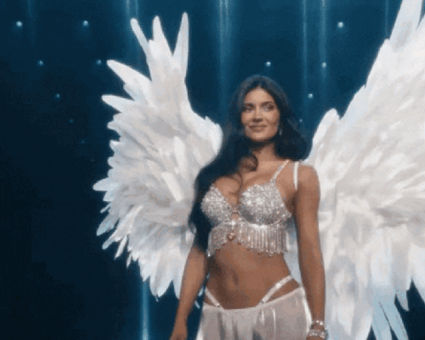 Quán quân Next Top Model công kích thẳng mặt Kylie Jenner diện nội y đá quý 1300 tỷ: “Không xứng đáng”