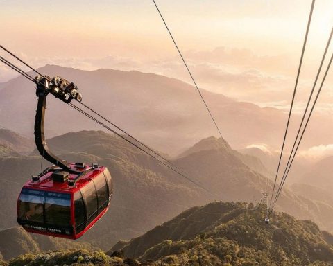 Việt Nam sắp có tuyến cáp treo nối thẳng lên đỉnh núi cao gần 1.700 m, rút ngắn hành trình xuyên rừng từ 4 giờ xuống 15 phút, công trình do Sun Group đầu tư