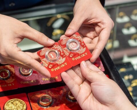 Giá vàng hôm nay 22/10: Thế giới bật tăng, một thương hiệu vàng nhẫn bất ngờ mất 500.000 đồng/lượng