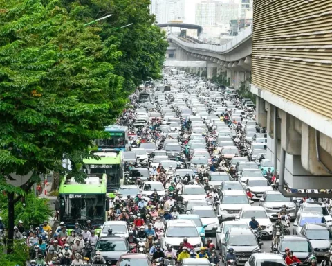 Đường nội đô Hà Nội giảm tốc mạnh, có nơi chỉ di chuyển được 12km/h