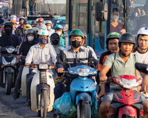 Cầu Thăng Long ken đặc xe cộ giờ cao điểm sau khi dựng rào chắn thi công