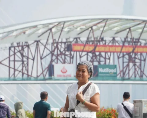 Người dân háo hức ngắm cầu đi bộ qua sông Sài Gòn sau hợp long