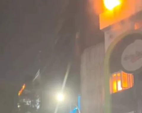 Hà Nội: Nhà 5 tầng trên phố Hoàng Cầu bốc cháy đỏ rực
