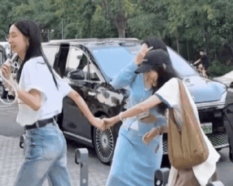 Nhan sắc thật gây sốc của cặp bạn thân showbiz giống nhau 99% từ ngoại hình đến cảnh bị chồng “cắm sừng” và ly dị