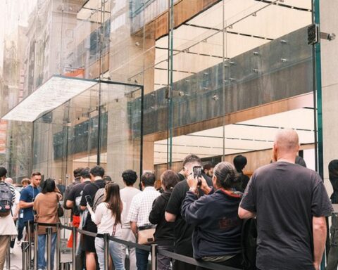 iPhone Duo mở bán: Hàng trăm người xếp hàng từ 2 ngày trước, nhiều người có thể ra về tay trắng
