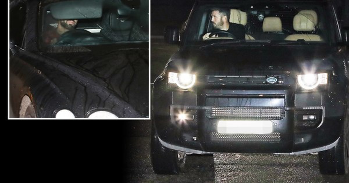 Papparazzi tóm cảnh Carrick và Bruno Fernandes ủ rũ về nhà sau thảm bại của MU