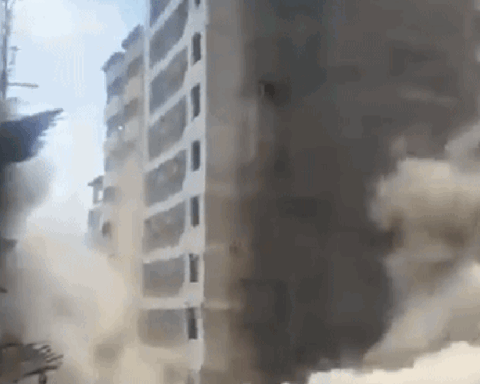 Toà nhà cao tầng ở Kenya đổ sập trong vài giây, nhiều người mắc kẹt dưới đống đổ nát