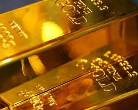 Giá vàng hôm nay 24/10: Vàng thế giới lao dốc, thủng mốc 4.000 USD/ounce