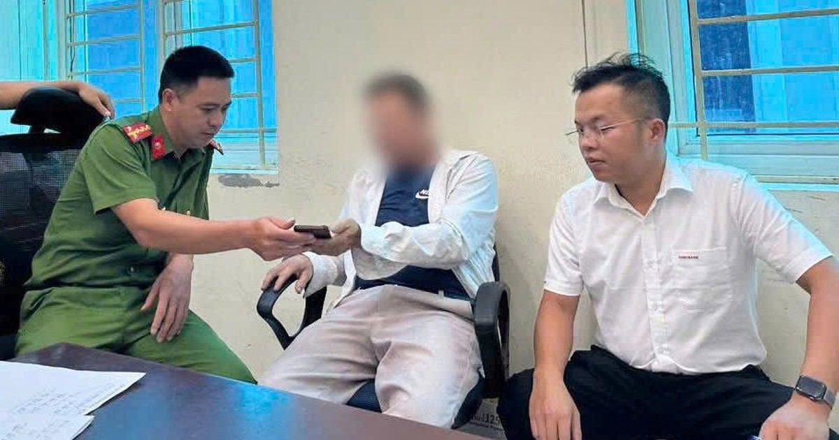 Ông N.V.T đến Agribank thực hiện giao dịch 100 triệu đồng, nhân viên ngân hàng kiểm tra rồi lập tức báo Công an