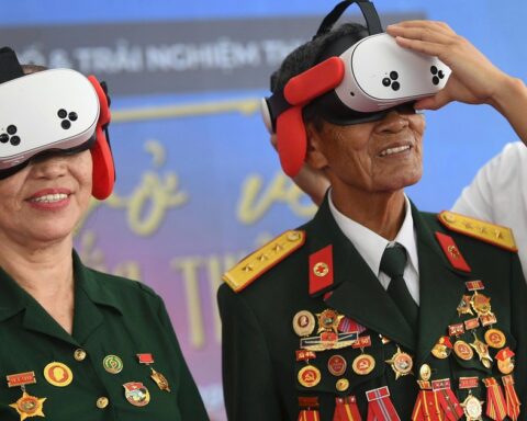 Người dân Nha Trang trải nghiệm công nghệ VR, sống lại Mùa thu Độc lập năm 1945