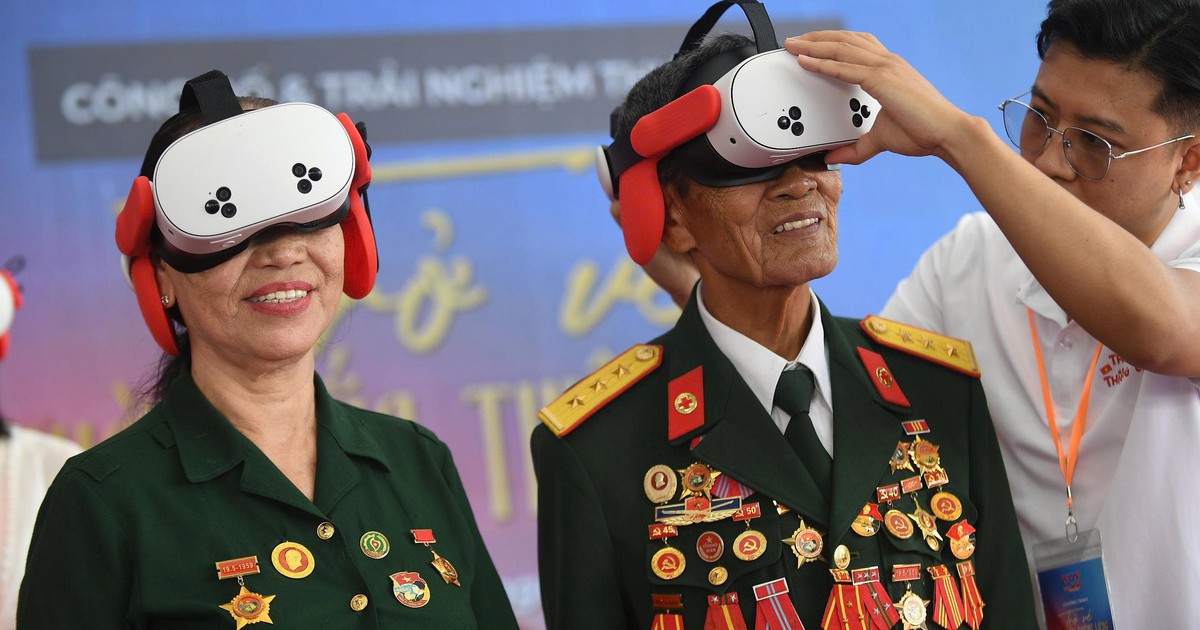 Người dân Nha Trang trải nghiệm công nghệ VR, sống lại Mùa thu Độc lập năm 1945