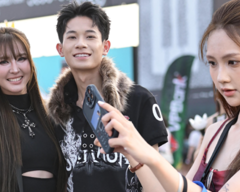 Hôm nay trời nắng: Mỹ Đình thành sàn diễn của hội fan BIGBANG “lương 5 triệu/giờ”
